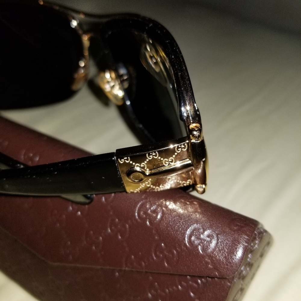 Sunglasses w/ Original Gucci case